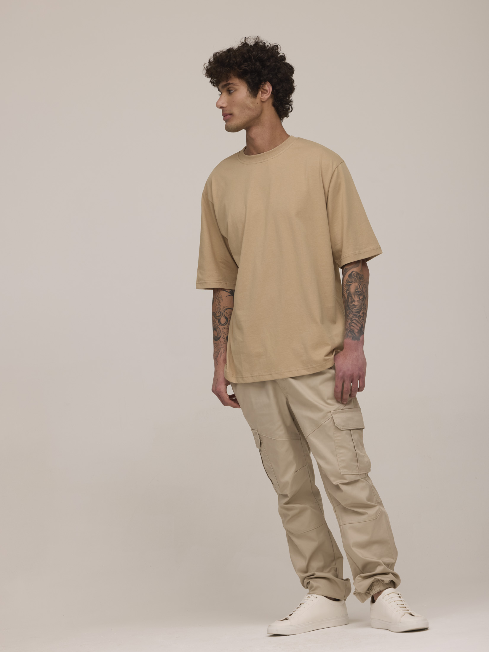 חולצת אוברסייז דגם קלאסיק גבר צווארון עגול שרוול קצר ממותגת