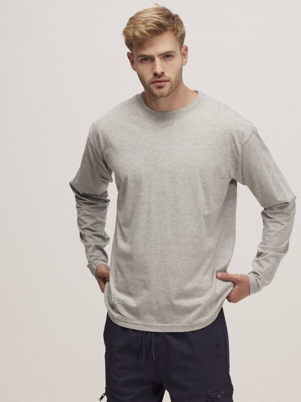 חולצת טריקו גבר צווארון עגול שרוול ארוך ממותגת