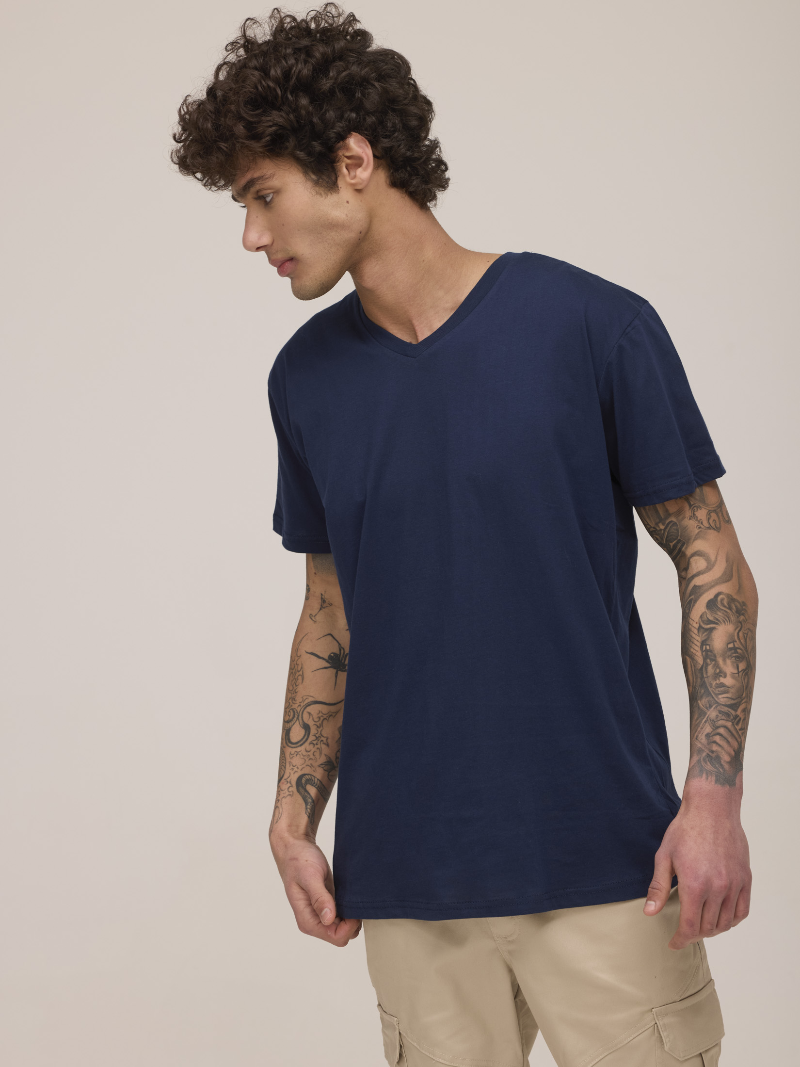 חולצת טריקו גבר צווארון V שרוול קצר ממותגת