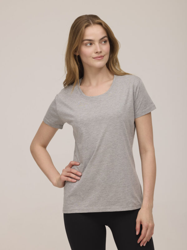 חולצת טריקו נשים צווארון עגול שרוול קצר ממותגת